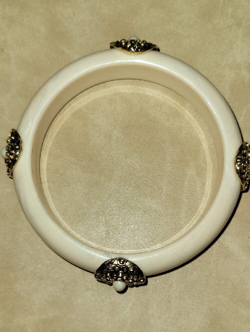 Source Unknown White Bangle with Gold Accents - Picture 5 of 6